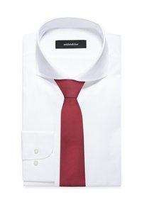 Weißes Langarmhemd mit roter Krawatte. Das Hemd hat einen klassischen Kragen und Knopfmanschetten. Etikett im Kragen sichtbar.