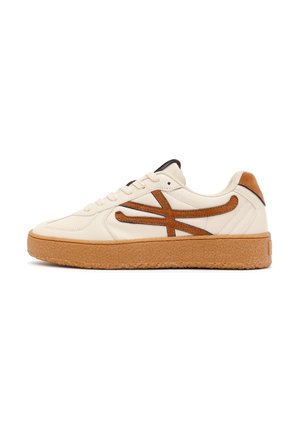 Baskets basses beiges avec logo en daim marron et détail au talon, lacets blancs et semelle en caoutchouc marron texturée.