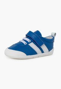 Zapato sintético azul con acentos blancos, tiras de velcro y cordones. Presenta una suela blanca texturizada y un diseño a rayas en el costado.
