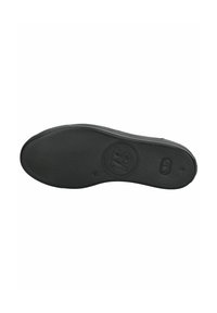 Semelle de chaussure en caoutchouc noir avec surface texturée. Présente un logo circulaire et plusieurs motifs de traction pour une adhérence optimale. Zone des orteils renforcée.