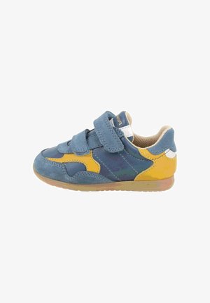Scarpetta da bambino blu e gialla con due cinturini a velcro e interno imbottito beige, vista laterale su sfondo bianco.