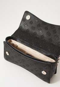 Portafoglio in ecopelle nera con chiusura a scatto, dotato di un interno beige e una tasca con zip aggiuntiva. Motivo logo distintivo su tutta la superficie.