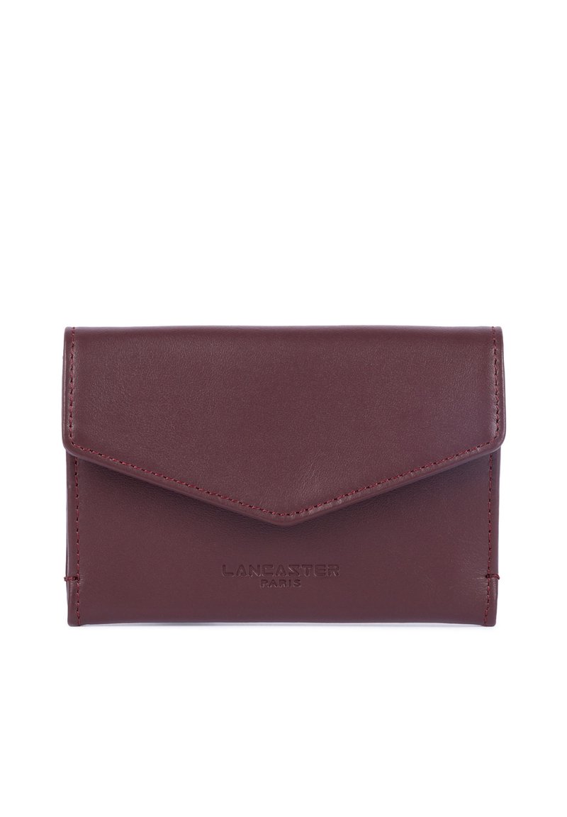 Portafoglio in pelle bordeaux con design a busta, logo impresso e bordi cuciti. Presenta una texture liscia e una chiusura angolare a pattina.