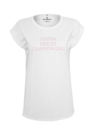 Weißes Baumwoll-T-Shirt mit umgeschlagenen kurzen Ärmeln, mit dem Aufdruck "MAMA BRAUCHT CHAMPAGNE" in pinken Großbuchstaben auf der Vorderseite.