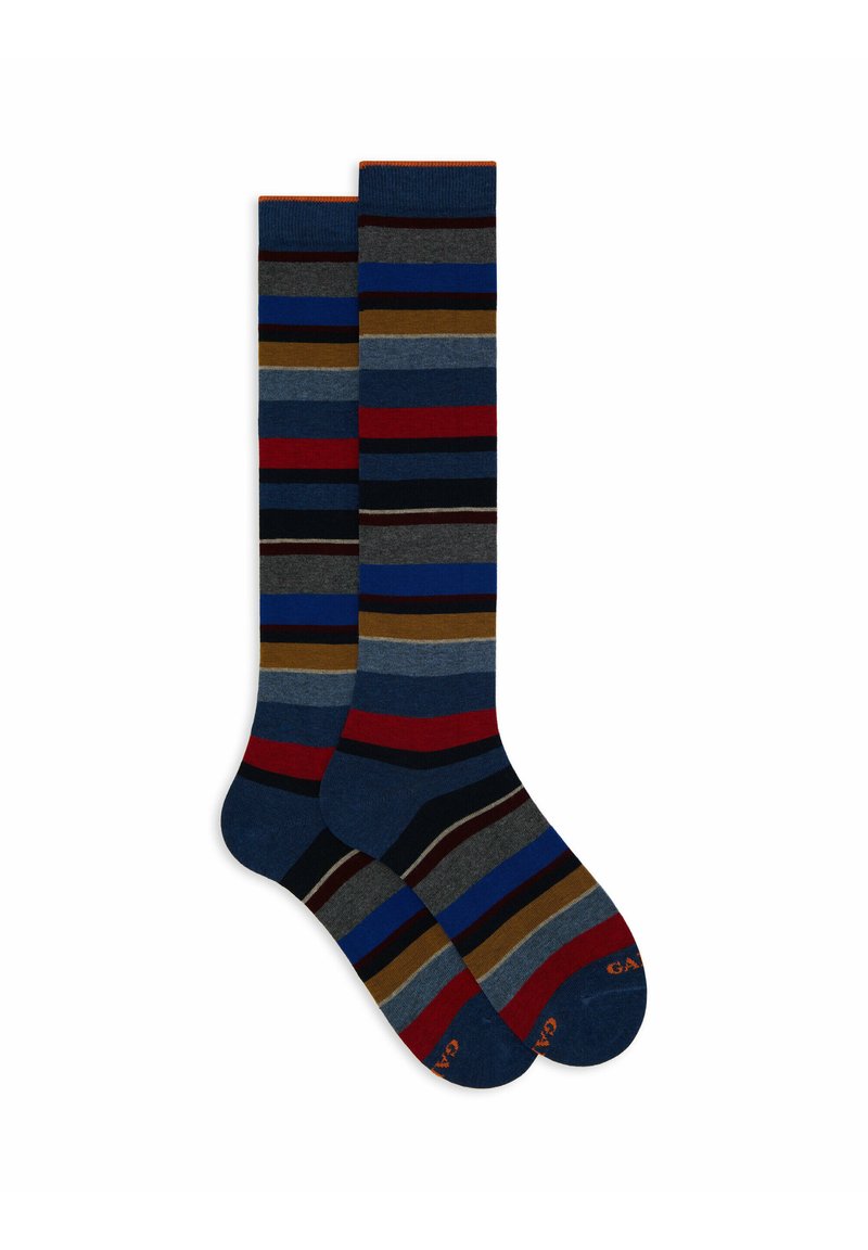 Calzini al ginocchio con righe orizzontali di diverse colorazioni: blu, rosso, grigio, marrone e nero. Tessuto liscio con bordi e punta di un colore uniforme.