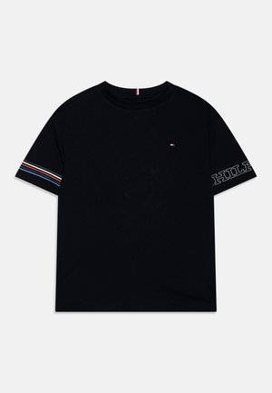 Sort T-shirt med korte ærmer med lille rød, hvid og blå logo på brystet, striber på højre ærme og teksten "HILFIGER" på venstre ærme.