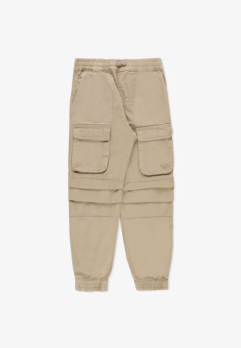 Pantaloni cargo beige realizzati in tessuto leggero, dotati di due ampie tasche anteriori e polsini elasticizzati alle caviglie. Vita piatta e vestibilità rilassata.