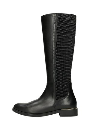 Lange zwarte leren laars met een textuurgebreid achterpaneel, lage hak met gouden rand en een ronde neus, zijaanzicht op witte achtergrond.