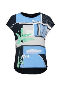 Top a maniche corte multicolore con motivi astratti in blu, nero e verde, con un orlo arrotondato e un tessuto leggero.