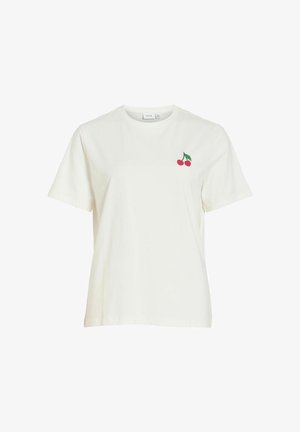 T-shirt blanc à manches courtes avec un petit motif brodé de cerise rouge et feuille verte sur le côté gauche de la poitrine.