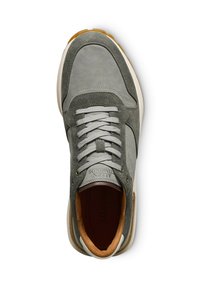 Sneaker in suede grigio con punta arrotondata, chiusura con lacci piatta e accenti interni color sabbia. Presenta una suola intermedia bianca e una suola esterna in gomma gommata texturizzata.