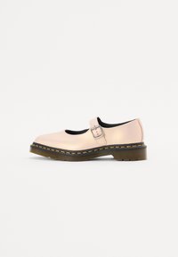 Scarpa Mary Jane in pelle verniciata rosa con punta arrotondata, cinturino regolabile, tacco basso e cuciture gialle lungo la suola.