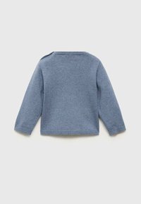 Pulover tricotat albastru cu mâneci lungi, gât rotund și detalii cu nasturi pe umăr. Textură moale și tiv cu dungi. Vedere din spate.