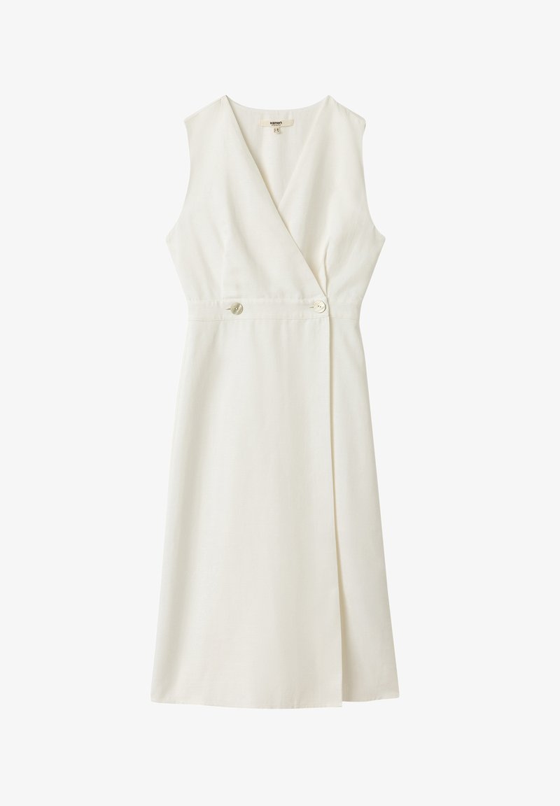 Robe enveloppante blanche en tissu léger, dotée d'un décolleté en V profond, sans manches et de deux boutons décoratifs à la taille.