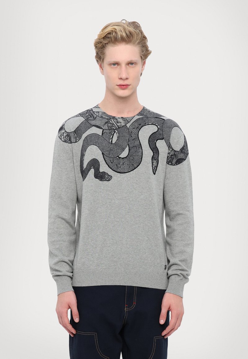 Maglione grigio con maniche lunghe, caratterizzato da un design di serpente nero sulle spalle. Il materiale appare texture con orlo e polsini a coste.