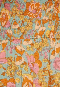 Kwiatowa sukienka z niebiesko-zielonym tłem oraz pomarańczowymi i różowymi kwiatami, plisowany krój i marszczony biust. Teksturowany materiał widoczny w całej sukience.