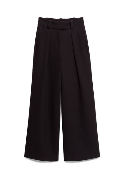 Schwarze, weite Hose mit hohem Bund, Gürtelschlaufen, Seitentaschen und unteren Falten, flach auf weißem Hintergrund ausgelegt.