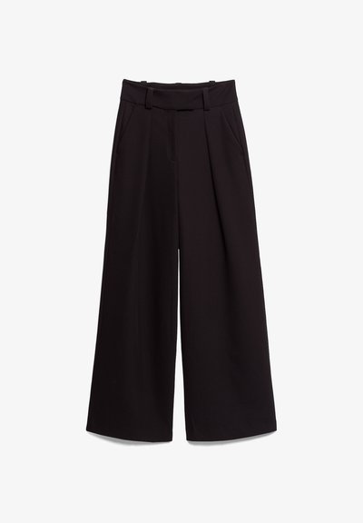 Schwarze, weite Hose mit hohem Bund, Gürtelschlaufen, Seitentaschen und unteren Falten, flach auf weißem Hintergrund ausgelegt.