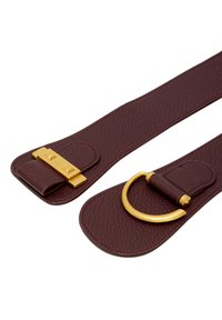 Burgundy läderrem med en guldfärgad rektangulär spänne och en cirkulär ringdetalj. Texturerad yta med släta kanter.