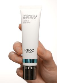 Base de teint hydratante et perfectrice KIKO Milano dans un tube blanc avec des accents bleus et argentés, présentant une texture lisse et un bouchon à vis.