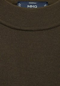 Pleteni olivnozeleni pulover z zaobljenim ovratnikom in teksturirano tkanino. Oznaka nosi napis "MNG ESSENTIALS," kar označuje blagovno znamko.