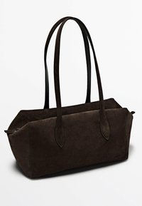 Dunkelbraune Wildleder-Tasche mit zwei langen Griffen, rechteckiger Form und Reißverschlussverschluss. Verfügt über eine glatte, strukturierte Oberfläche und schräg zulaufende Seiten.