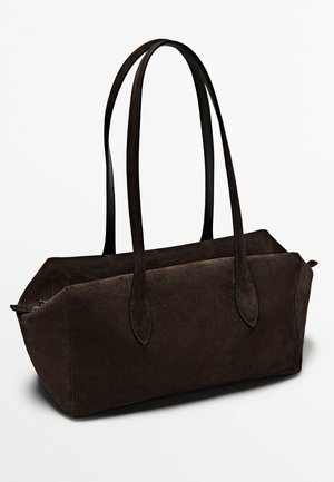 Ciemnobrązowa torebka typu tote z zamszu, z dwoma długimi uchwytami, prostokątnym kształtem i zapięciem na zamek. Posiada gładką, teksturowaną powierzchnię oraz kątowe boki.