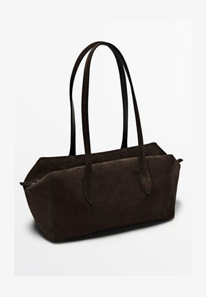 Mørkebrun rektangulær taske i ruskind med lange, tynde skulderstropper og lynlåslukning.