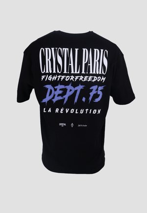 Černé bavlněné tričko s velkým bílým a fialovým textem na zádech: "CRYSTAL PARIS," "FIGHTFORFREEDOM," "DEPT. 75," a "LA RÉVOLUTION."