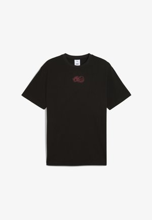 Zwart T-shirt met korte mouwen met een klein donkerrood Puma-dierenhoofd en een cirkelvormig logo op de borst.