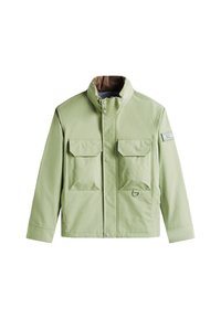 Chaqueta verde clara de tejido suave con un cuello alto, dos bolsillos frontales con solapa y un forro interior marrón.