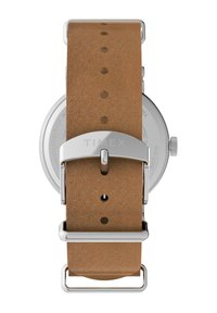Bracelet de montre en cuir marron avec plusieurs trou de réglage, boucle en métal argenté, et distinctif logo Timex au dos. Cadran de montre rond.