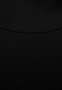 Crni prilagođeni turtleneck pulover izrađen od glatkog, rastezljivog pletenog materijala s suptilnom rebrastom teksturom i bezšavnim izrezom.