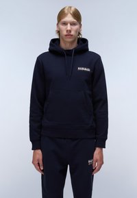 Marineblauwe hoodie van een katoenmix, met een voorzak, een capuchon met trekkoord en een klein logo op de borst. Gladde textuur.
