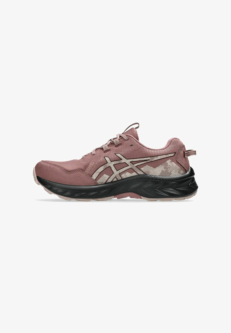 Chaussure de trail en rose poussiéreux avec un logo beige à motifs, semelle intercalaire noire et semelle extérieure beige clair, vue de profil.