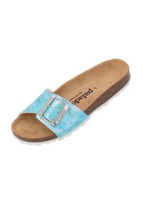 Chancla deslizante con patrón de piel de serpiente azul, con una hebilla plateada, una plantilla de ante color marrón y una suela de corcho texturizada. Diseño minimalista.