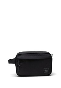 Neceser negro hecho de tela duradera. Forma rectangular con un cierre superior, asa lateral y un discreto parche con el logotipo en la parte frontal.