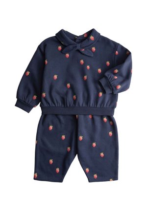 Granatowy dwu-częściowy strój z miękkiego materiału, składający się z długiego topu z kołnierzem i krótkich spodenek, zdobiony małymi wzorami truskawek.