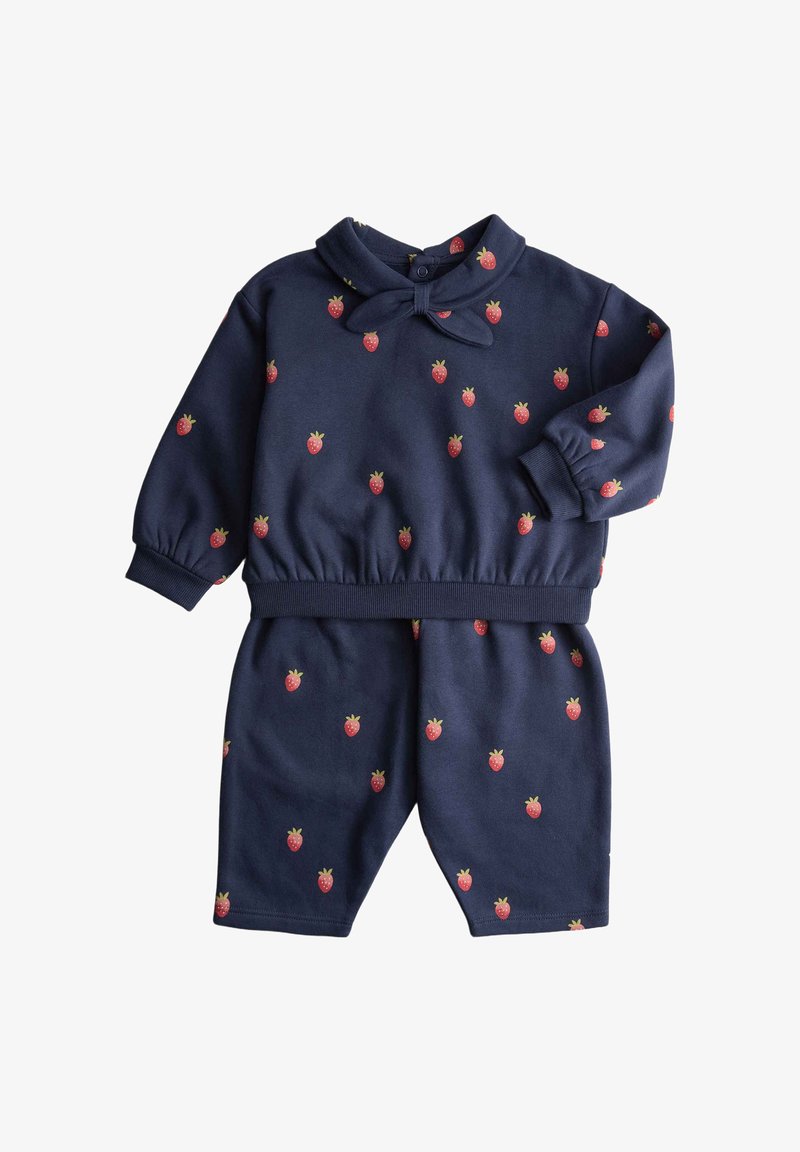 Marineblåt to-delt sæt lavet af blødt stof, der består af en langærmet top med krave og shorts, pyntet med små jordbærmønstre.