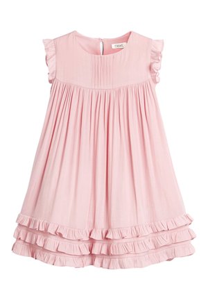 Robe en coton rose avec manches courtes à volants, corsage plissé et ourlet à trois volants superposés. Fermeture au dos par boutons avec une ouverture en forme de goutte.