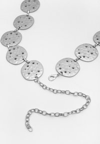 Colier din metal argintiu, cu discuri circulare lovite, cu accente negre. Lanț cu zale și închizătoare de tip carabină.