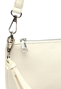 Borsa a mano in ecopelle bianca con superficie testurizzata, dettagli in metallo argentato, tracolla rimovibile e chiusura con zip.
