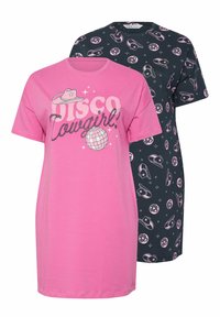 Två t-shirts: en rosa med texten "Disco Cowgirl" och grafik, den andra mörk med ett upprepat mönster av discokula och cowboyhatt. Material av bomull.