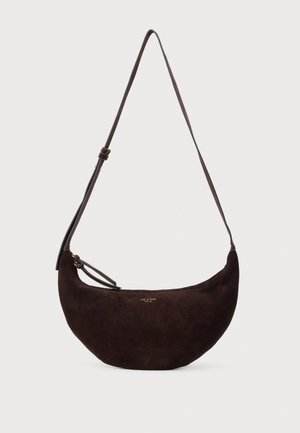 Bolso bandolera marrón oscuro con forma de media luna, una correa larga ajustable, cremallera lateral y un pequeño logotipo dorado, sobre un fondo sencillo.