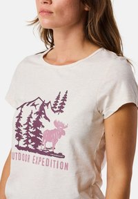 Korte mouwen, lichtbeige katoenen T-shirt met een roze afbeelding van een eland en bomen, met de tekst "OUTDOOR EXPEDITION" in een vetgedrukt lettertype eronder.