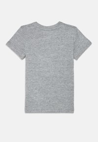 Graues kurzärmeliges T-Shirt aus weichem, meliertem Stoff. Einfaches Rundhalsdesign mit glatter Textur und ohne Verzierungen.