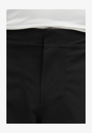 Črno blago, gladke teksture, krojena zasnova z skritim zadrgo in čistim pasom. Predstavljeno brez vidnih žepov ali okraskov.