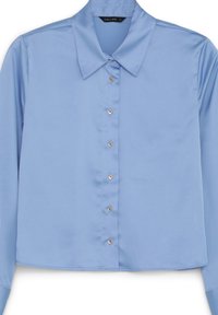 Blusa azzurra chiara a maniche lunghe con colletto a punta e chiusura frontale con bottoni. Realizzata in tessuto liscio con un design corto.