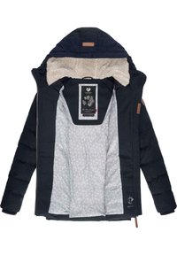 Marinblå puffjacka med en texturerad fleece-fodrad huva, dragkedjestängning och geometriskt mönstrad inre foder med tryckt varumärkesetikett.