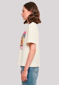 Kurzärmliges, cremefarbenes Baumwoll-T-Shirt mit buntem Grafikdruck eines Tigers und dem Text "California" in fetter Schrift.